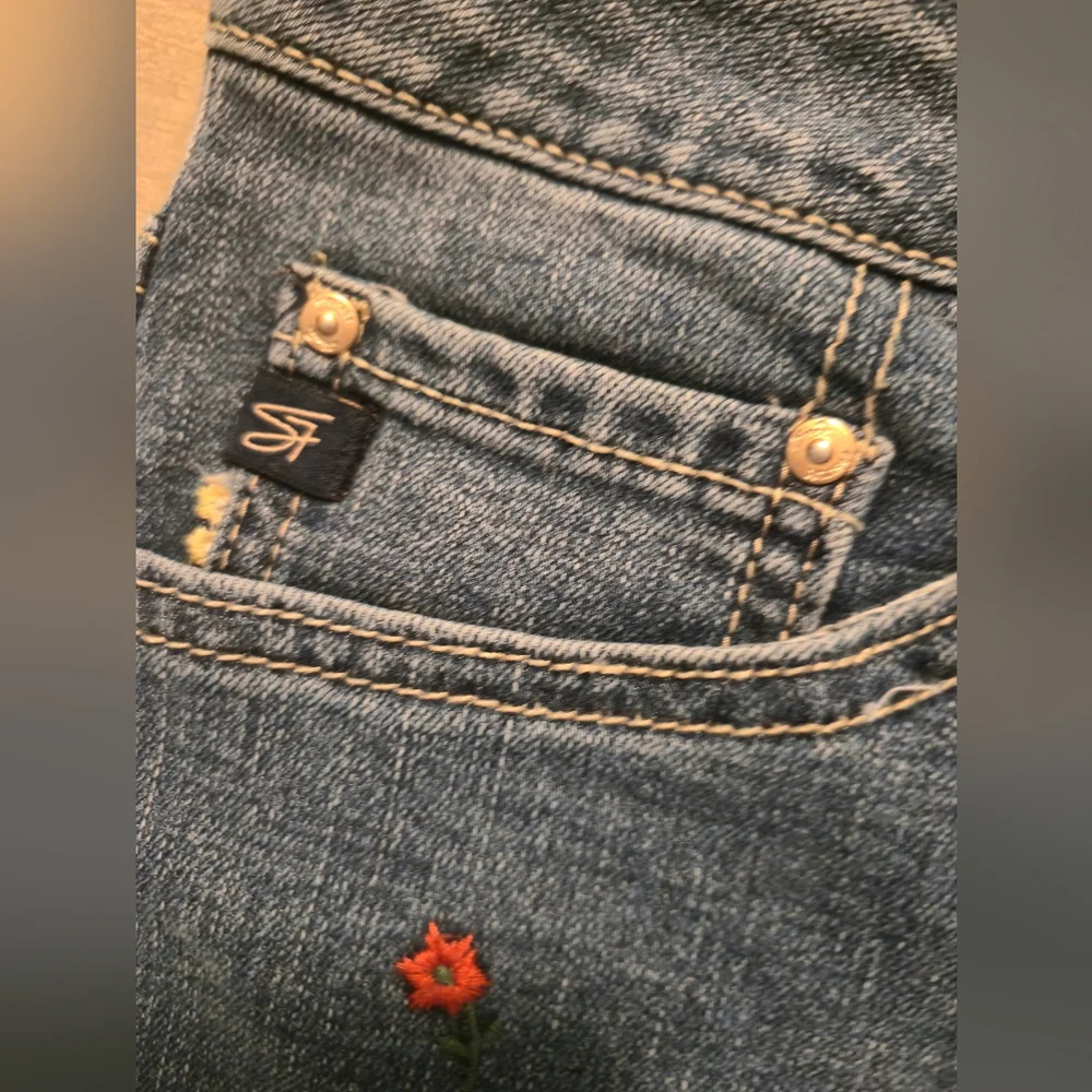 Seven7 Embroidered Denim Shorts Size 6